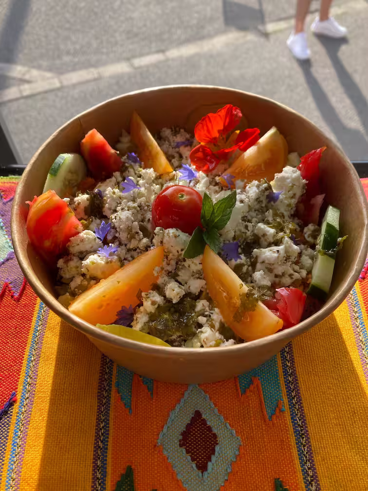 salade-estivale-legumes-feta-fleurs-le-blazlab